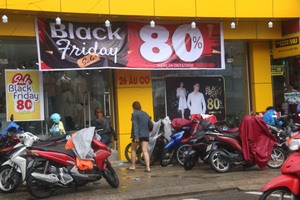 Đà Nẵng: Shop bung giá "sập sàn", khách "giảm nhiệt" thờ ơ với Black Friday