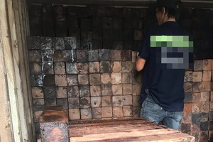 Bắt 60 container gỗ hương Tây Phi nhập lậu trị giá 20 tỷ đồng tại TP.HCM
