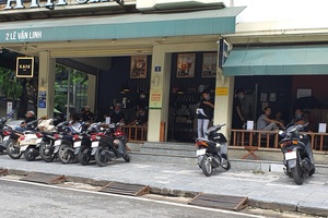 Hà Nội: Hàng quán "phớt lờ" lệnh giãn cách, "thượng đế" vô tư ngồi sát nhau