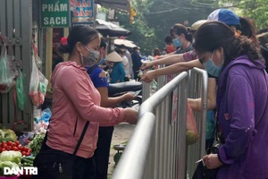 Hà Nội nới lỏng giãn cách, chợ dân sinh nhộn nhịp, tiểu thương phấn khởi