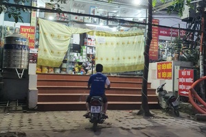 Hà Nội: Tiểu thương vẫn âm thầm mưu sinh trong các con phố nhỏ