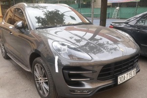 Hà Nội: Truy tìm tài xế xe Porsche Macan mang biển số "song sinh"