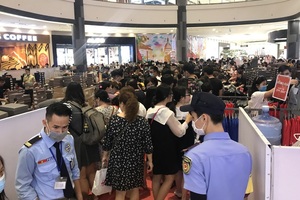 Hàng hiệu giảm giá sốc, người Sài Gòn xếp hàng dài cả trăm mét tranh nhau mua