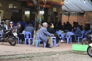 Hàng loạt quán ăn, quán cà phê đông khách trở lại:  Ít người đeo khẩu trang