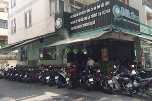 Hàng quán đông đúc, khách buôn chuyện rôm rả như chưa hề có... dịch (!?)