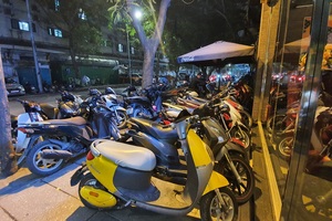Hàng quán đông nghịt, gần tới giao thừa vẫn đi mua rau phục vụ khách
