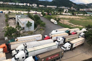 Hàng trăm xe nông sản vẫn "bất động" ở cửa khẩu, chờ sang Trung Quốc