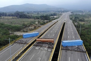 Hàng viện trợ châm ngòi cuộc đối đầu căng thẳng tại biên giới Venezuela