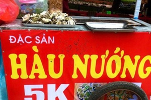 Hàu nướng vỉa hè 5.000 đồng/con đầy phố Hà Nội: 'Là hàu loại'