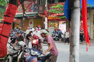 Hết chỗ để xe, bảo vệ “đuổi khéo” khách khi giá vàng tăng như vũ bão