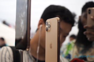 iPhone 11 rớt giá tại Việt Nam, dân buôn xé phụ kiện bán kiếm lời