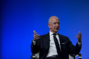 Cổ phiếu Amazon bất ngờ tụt dốc, Jeff Bezos sắp mất ngôi "giàu nhất hành tinh"