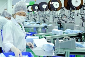 Hàng xuất đi Trung Quốc: Chỉ khẩu trang là "đầu xuôi, đuôi lọt"!