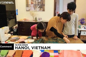 Khẩu trang thêu đắt khách: Báo chí nước ngoài cũng nức nở khen ngợi