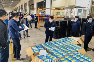 800.000 khẩu trang y tế đột lốt khăn tắm, áo phông để xuất lậu
