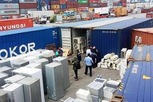 Cảng biển Việt Nam dồn ứ hàng vạn container phế liệu