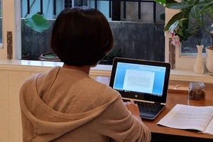 Làm việc tại nhà, nhân viên "ngao ngán" nửa đêm sếp vẫn gọi giao việc