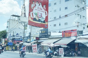Lập lờ giá giữ xe Tết, người dân "ngậm trái đắng"