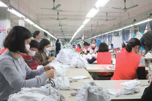 Le lói thời Covid-19: Khẩu trang Việt "xuất ngoại", đơn hàng khủng triệu đô