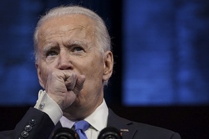 Lý do ông Biden ho nhiều khi phát biểu đắc cử