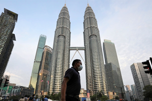 GDP Malaysia bất ngờ giảm kỷ lục 17,1% trong quý 2