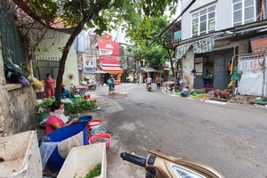 Mùi ô nhiễm nồng nặc, quán cháo lòng gần công ty Rạng Đông vẫn chật kín khách