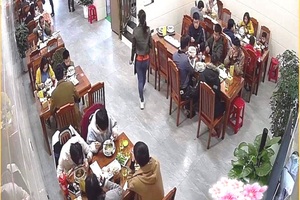 Mùng 5 Tết: Hàng quán "đắt khách”, phục vụ không xuể