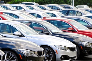 Mười năm liên tục giảm thuế, chờ thời chơi xe BMW, Mec giá rẻ