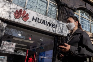 Mỹ "cấm cửa" Huawei thêm 1 năm