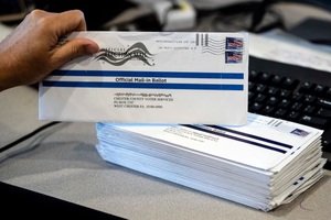 Mỹ căng thẳng vụ phiếu bầu cho ông Trump bị ném vào thùng rác