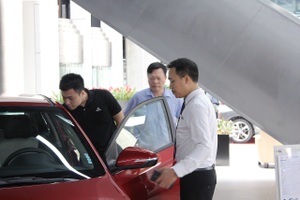 "Ngược đời" mua ô tô: Đặt nhiều tiền cọc nhưng không muốn nhận xe sớm
