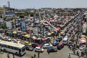 Người dân Ghana khốn đốn vì 1,6 tỷ đô la tiền tiết kiệm “không biết bao giờ mới được trả”