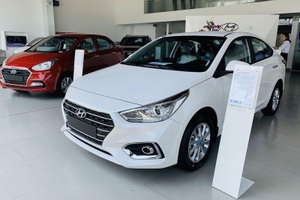 Người mua ô tô "vỡ mộng" vì chờ lệ phí trước bạ giảm 50%