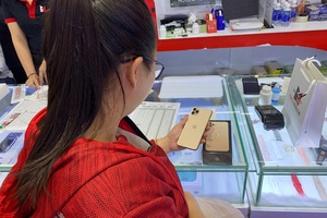 Người Việt săn iPhone 11 Pro Max, giá về bình ổn sớm