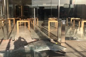 Nhiều cửa hàng Apple Store bị người biểu tình đập phá, “hôi của”