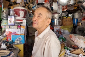 Những lao động "cụ" mưu sinh trên vỉa hè Hà Nội