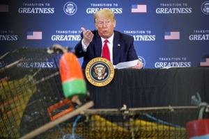 Ông Trump dọa đánh thuế hàng hóa EU, Trung Quốc vì tôm hùm
