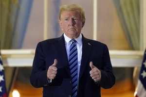 Ông Trump nói đã "miễn dịch" với Covid-19, mong chờ tranh luận với Biden