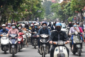 Phố phường Hà Nội đông đúc, nhiều hàng quán rậm rịch mở lại