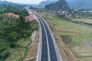 Phương tiện giảm mạnh trên tuyến đường thông thương Việt Nam - Trung Quốc