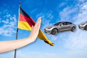 Quảng cáo xe "hoàn toàn có khả năng tự lái", Tesla bị "tuýt còi" tại Đức