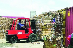 Buộc tái xuất gần 1.200 container "phế liệu rác thải" nhập vô chủ