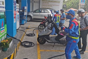 Sau chuỗi giảm sâu kỷ lục, giá xăng sẽ bật tăng vào ngày mai?