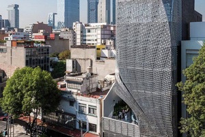 Sốc với tòa nhà mặt tiền bao phủ lớp thép uốn lượn độc đáo