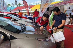 Sốt ruột chờ được mua ô tô miễn thuế, giảm phí