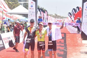 Patrick Lange và Holly Lawrence giành chiến thắng thuyết phục giữa các vận động viên chuyên nghiệp tại Ironman 70.3 vô địch Châu Á - Thái Bình Dương