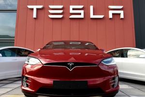 Giá trị thị trường của nhà sản xuất xe điện Tesla lần đầu tiên vượt mốc 800 tỷ USD