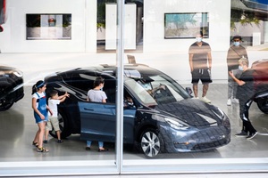 Tesla bắt đầu "chảnh" như thế nào?