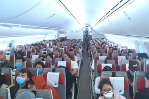 Thêm gần 300 người Việt từ “điểm nóng” Covid Úc về nước