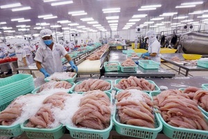 Điều kiện kinh doanh chồng chéo, mâu thuẫn: Doanh nghiệp khó “yên thân”